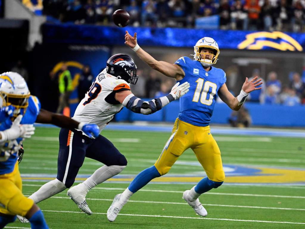 Chargers QB Justin Herbert earns raves for ‘zero gravity throw’ vs. Broncos – San Diego Union-Tribune