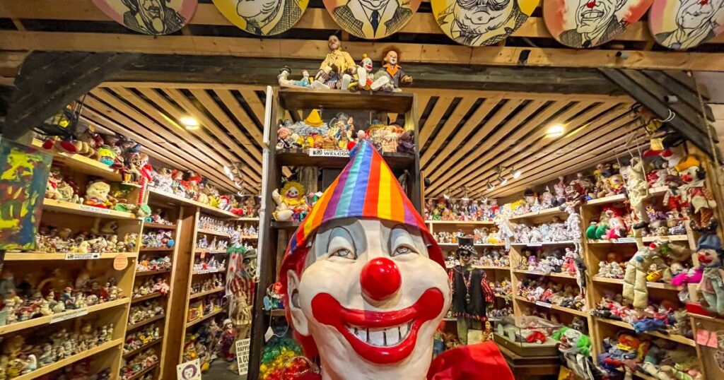 Creepy vibes drives booming business at Tonopah's Clown Motel.