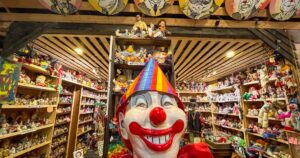 Creepy vibes drives booming business at Tonopah's Clown Motel.