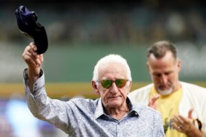 'Mr. Baseball' Bob Uecker, Brewers announcer, dies at 90